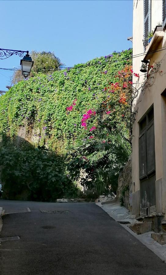 Beautiful Renovated Studio With View- Old Hyeres Bagian luar foto