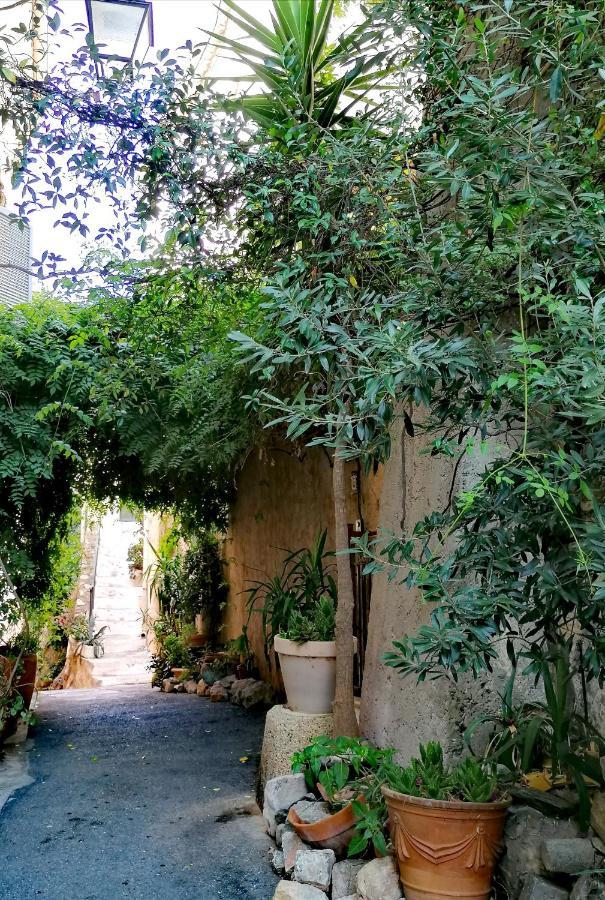 Beautiful Renovated Studio With View- Old Hyeres Bagian luar foto