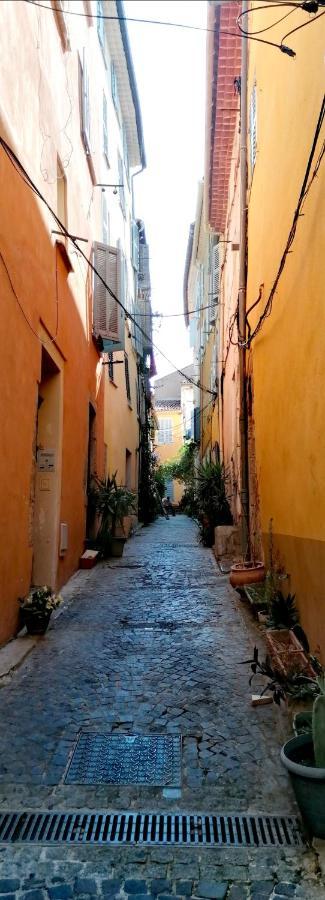 Beautiful Renovated Studio With View- Old Hyeres Bagian luar foto