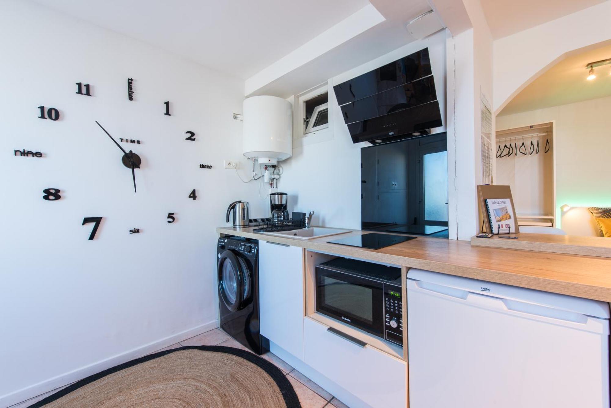 Beautiful Renovated Studio With View- Old Hyeres Bagian luar foto