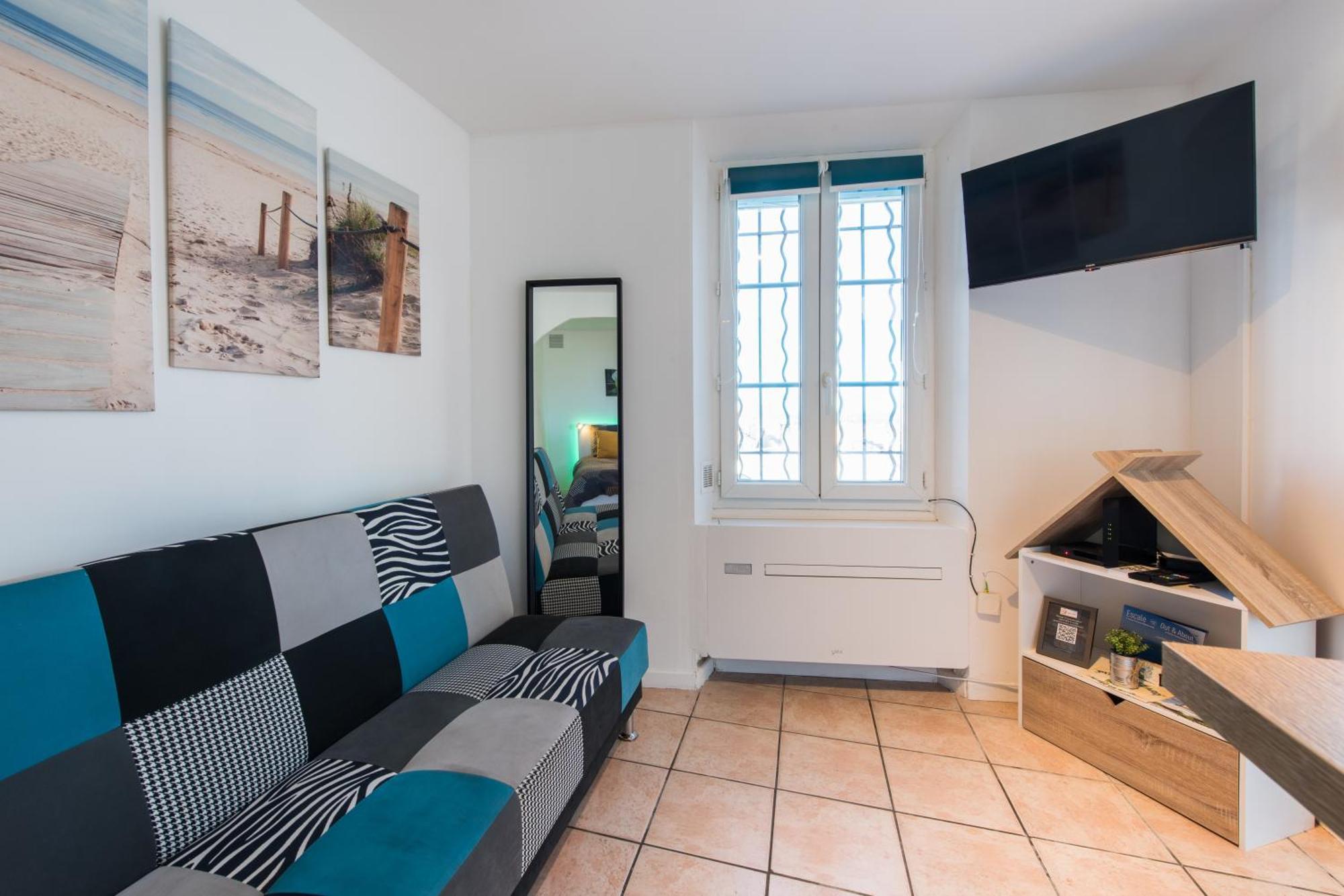 Beautiful Renovated Studio With View- Old Hyeres Bagian luar foto